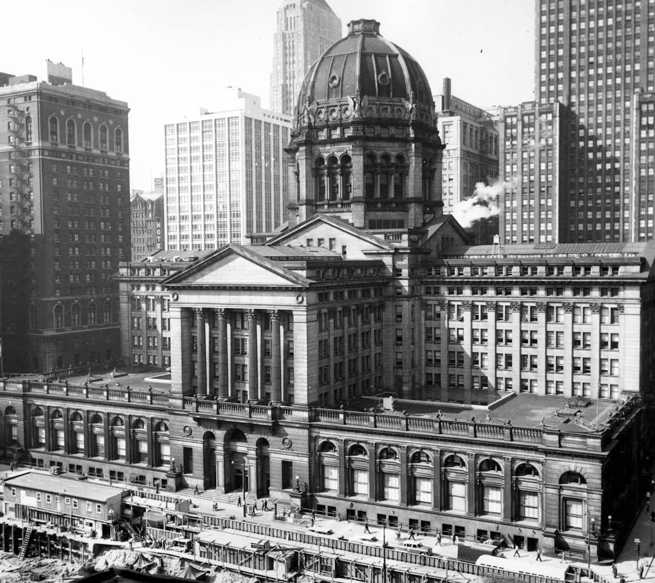 Black and white image showing The Chicago Federal Building, completed in 1898.