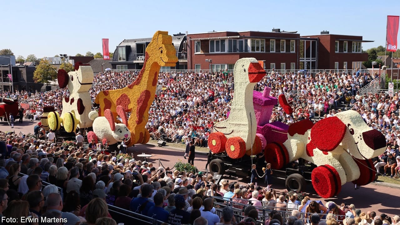 Stunning flower parade float made entirely of Dahlias depicting old fashioned wooden animals on rollers.