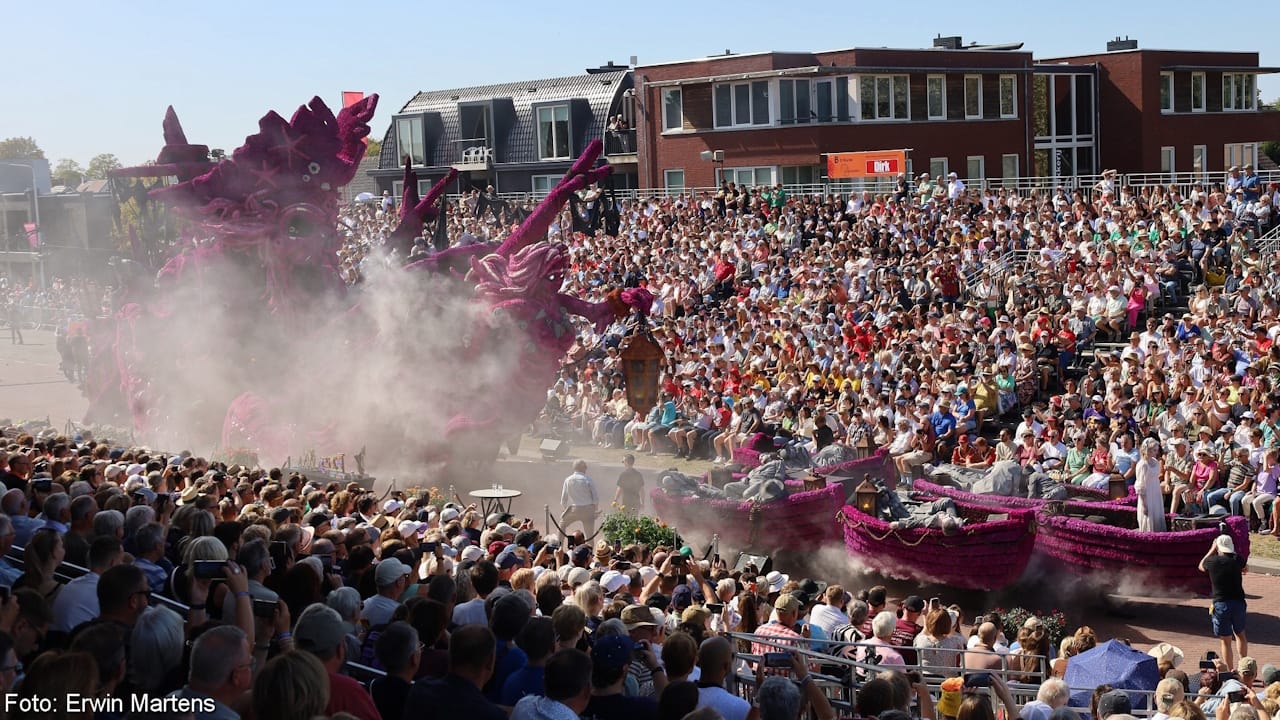 Spectacular parade float made entirely of Dahlias showing a scene of Davy Jones' locker in purple and pink.